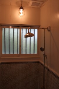 レトロ感のあるシャワーとモザイクタイルの組み合わせ