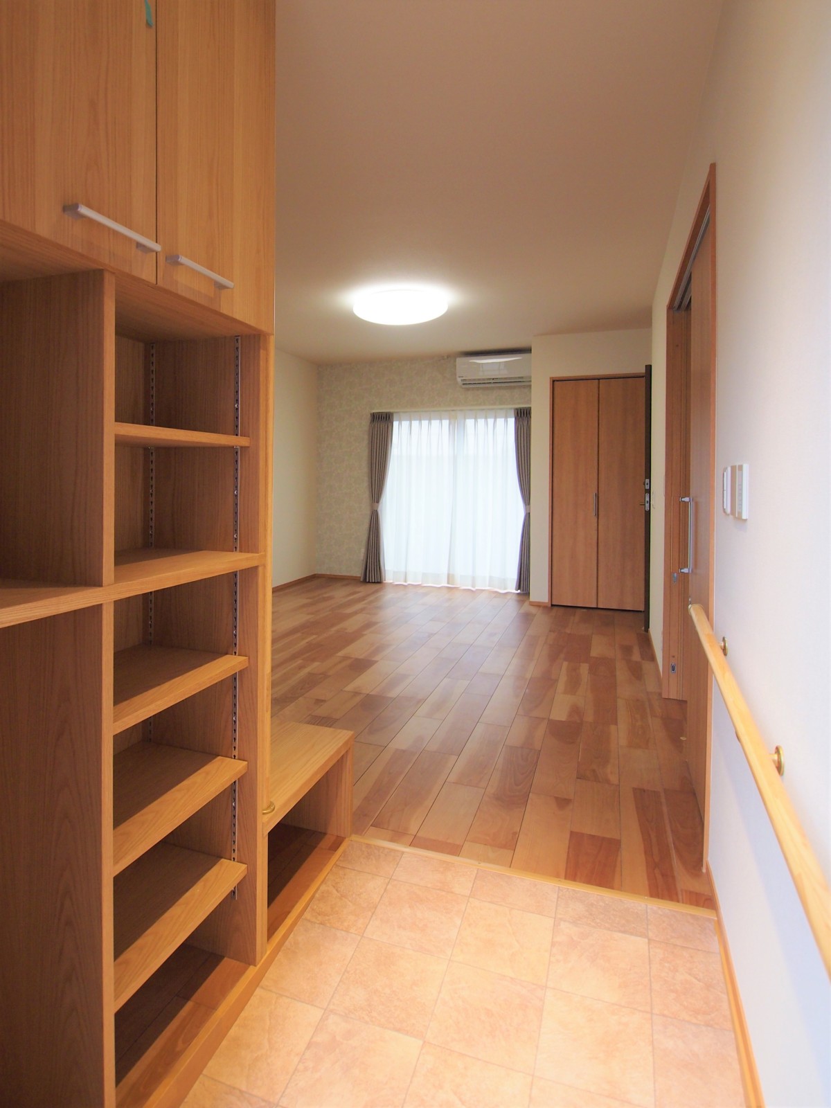 スロープと手すりのついた玄関